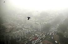 धुंध से ‘गैस चैंबर’ बनी दिल्ली, पार्किंग शुल्क चार गुना बढ़ा, घटेगा मेट्रो का किराया