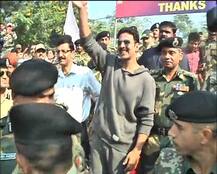 अक्षय ने जम्मू में जवानों को दी श्रद्धांजलि, कहा- देश के असली हीरो आप हैं