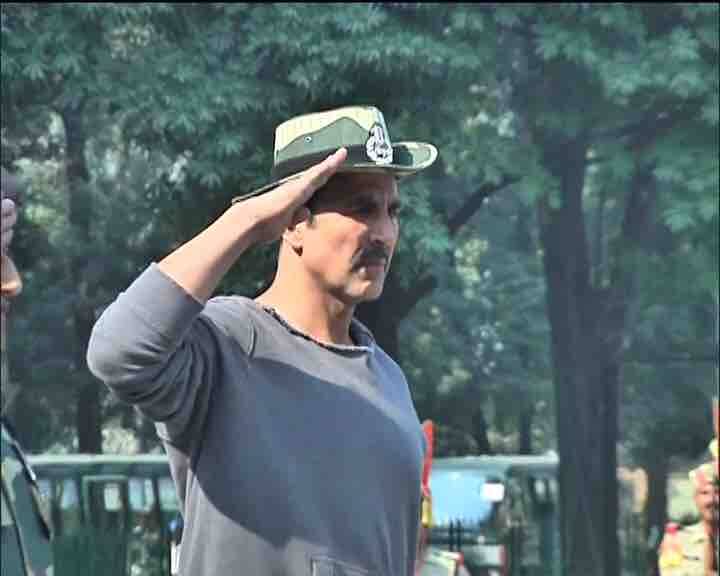 आपको बता दें कि 22 अक्टूबर को गुरनाम सिंह, 23 अक्टूबर को सुशील कुमार और 26 अक्टूबर को जीतेंद्र कुमार ने देश के लिए लड़ते-लड़ते अपनी जान दे दी. अक्षय कुमार वो स्टार हैं जो फिल्मों में किरदार निभाते हुए और फिल्मों के बाहर भी दोनों जगह अपने देश को जीते हुए दिखते हैं.