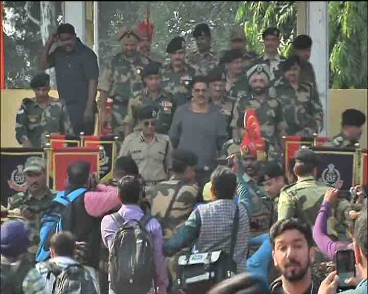 अक्षय कुमार की पूरी बातचीत में कहीं ऐसा नहीं लग रहा था कि कोई बहुत बड़ा स्टार जवानों से मिलने पहुंचा है बस ऐसा लग रहा था कि देश का एक आम नागरिक अपने जवानों को शुक्रिया करने पहुंचा था.