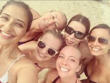 देखें तस्वीरें, थाइलैंड के बीच पर मनीषा कोइराला का योग