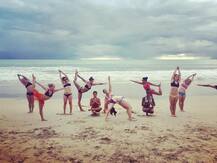 देखें तस्वीरें, थाइलैंड के बीच पर मनीषा कोइराला का योग