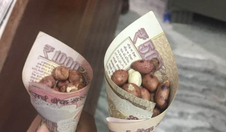 500-1000 रुपये के नोटों पर रखकर मूंगफली खाने से आप अमीर नहीं हो गए क्योंकि ये नोट अब महज एक कागज का टुकड़ा है.