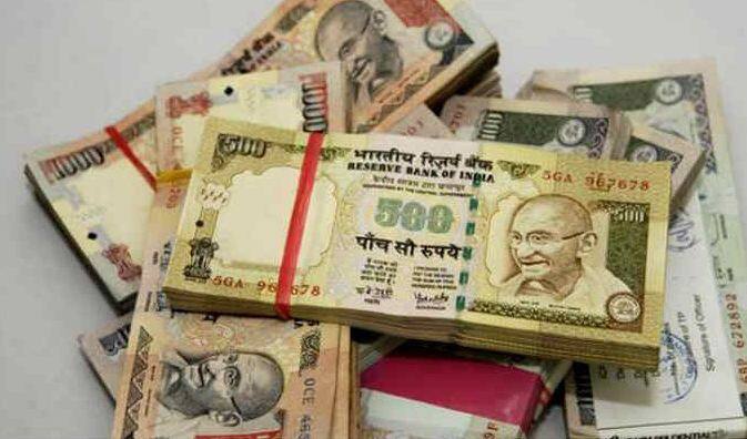 कालेधन पर प्रधानमंत्री नरेंद्र मोदी के सर्जिकल स्ट्राइक के बाद आज से बड़े नोट 500 और 1000 रुपये के नोट बंद हो गए हैं, लेकिन कुछ जगहों अगले 72 घंटे तक ये नोट चल सकेंगे. 