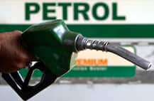 पेट्रोल पंप पर भीड़, खुल्ले पैसों के कारण परेशान हो रहे हैं कर्मचारी और कस्टमर!