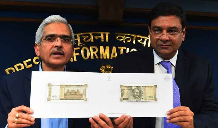 कल रात 8 बजे पीएम मोदी ने राष्ट्र के नाम अपने संबोधन में 500 और 2000 रुपये के नए नोटों को जारी किए जाने का ऐलान किया और कुछ देर बाद रिजर्व बैंक के गवर्नर उर्जित पटेल और आर्थिक मामलों के सचिव ने इन नए नोटों की तस्वीर भी दिखाई.