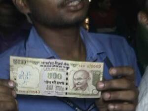 Varanasi 500,!000 Rupee Ban Public Disturbing  Photo 01