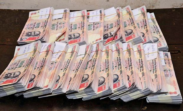 जबकि वो अपने चारों साथियों को एक दिन की मजदूरी के तौर पर 2000 रुपए देता था. पुलिस के मुताबिक नोटों की अदला-बदली करने वाले खिलाड़ी फ्लाइट के जरिए नई करेंसी लेकर दिल्ली आते थे और फ्लाइट से ही ब्लैकमनी लेकर मुंबई लौटते थे. एयरपोर्ट पर सुरक्षा जांच अधिकारियों को धोखा देने के लिए ये शातिर इस तरह से नोटों को पैकेट में पैक करते थे. जिससे जिनकी पैकिंग से एयरपोर्ट पर डिटेक्शन के कम चान्स होते थे...आगे जानिए...