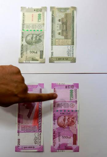 पुराने नोट बदलने के लिए बैंक पहुंचने वाले लोगों को कम से कम दिक्कत हो इसके लिए बैंकों की तरफ से बड़ी तैयारी की गई है. अगर आप भी बैंक जा रहे हैं तो ये जान लें कि एक दिन में सिर्फ 4000 रुपए के नोट ही बदले जाएंगे.