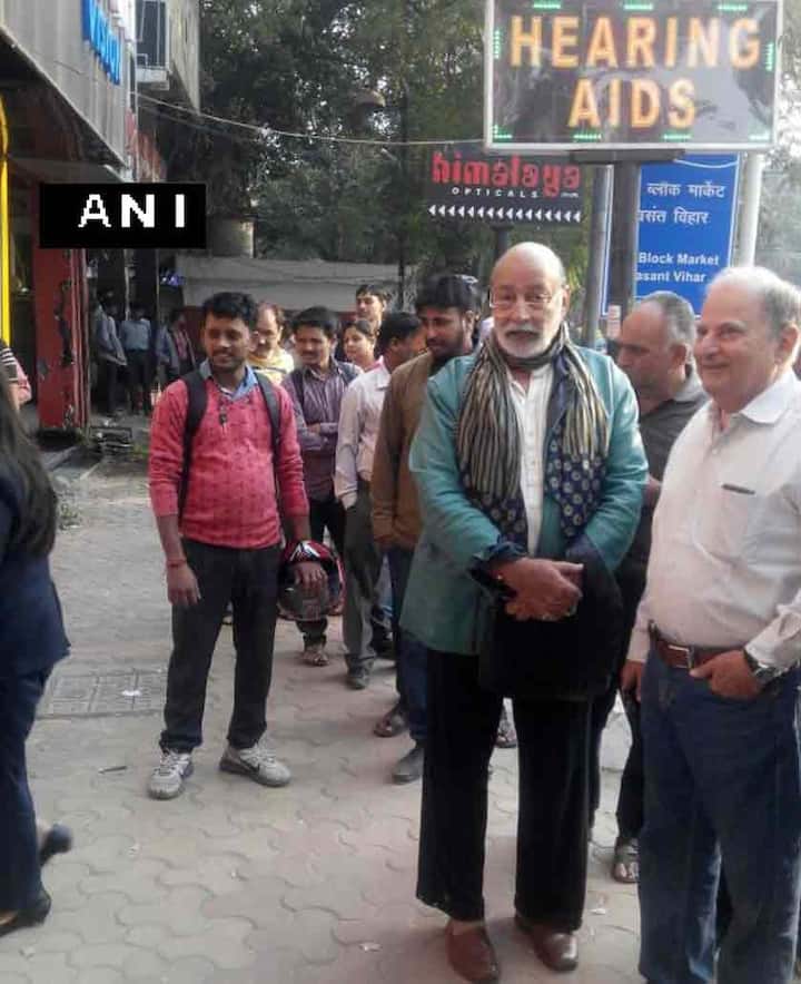 बैंक जाते समय आप अपने साथ अपना कोई पहचान पत्र रखना न भूलें.