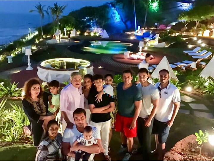 सलमान खान अपने परिवार के कुछ सदस्यों के साथ गोवा के एक होटल में एंजॉय करते हुए.