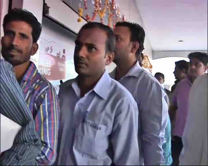 दिल्ली के कई इलाकों में लोगों ने शिकायत की बैंक के कर्माचारी काफी देरी से बैंक पहुंचे.