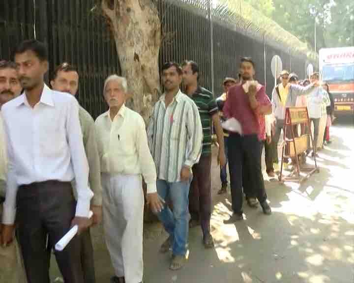    मोदी सरकार ने काले धन पर सर्जिकल स्ट्राइक करते हुए 8 नवंबर को 500 और 1000 रुपए के नोटों को बंद कर दिया था. इस फैसले के बाद से ही पूरे देश के लोगों को समस्याओं का सामना करना पड़ रहा है. सरकार के इस बड़े फैसले के बाद आज बैंकों में पैसे जमा करवाने और पुराने 500 और 1000 रुपए के नोट बदले के लिए लोगों का हुजूम उमड़ पड़ा. कई लोगों ने बैंक कर्मचारियों पर देर से आने का आरोप लगाया तो कई लोगों को घंटों लाइन में खड़ा रहना पड़ा.