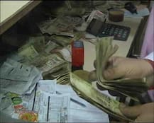 देश के बैंकों में देखने को मिले 500 और 1000 के नोटों के ढेर