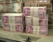 देश के बैंकों में देखने को मिले 500 और 1000 के नोटों के ढेर