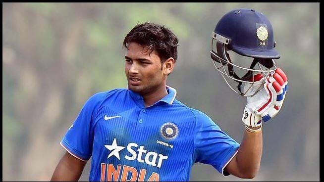 रिषभ पंत U-19 भारतीय टीम के विकेटकीपर बल्लेबाज हैं. रणजी मैचों में पंत दिल्ली की टीम का हिस्सा हैं. रिषभ इस रणजी सीजन में 5 मैचों में 799 रन बना चुके हैं. पंत का एक पारी में हाईएस्ट स्कोर 308 रन रहा है. (Picture Credit- PTI )