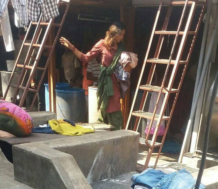 बॉलीवुड एक्ट्रेस दीपिका पादुकोण अपनी हॉलीवुड फिल्म ‘XXX: रिटर्न ऑफ जेंडर केज’ को लेकर चर्चा में बनी रहती हैं. लेकिन अब वो अपनी कुछ तस्वीरों को लेकर सुर्खियों में हैं. दरअसल दीपिका इन दिनों ईरानियन फिल्ममेकर माजिद मजीदी के प्रोजेक्ट में काम कर रही हैं. जिसकी कुछ तस्वीरें ट्विटर पर ‘दीपिकी एडिक्ट्स’ नाम के ट्विटर अकाउंट से शेयर की गई हैं. फोटो क्रेडिट: दीपिकी एडिक्ट्स/ट्विटर