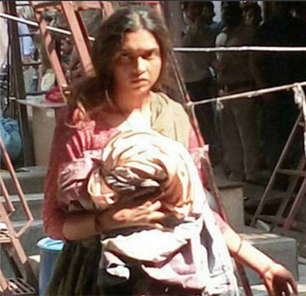 दीपिका पादुकोण की ऐसी तस्वीर आपने शायद ही कभी देखी हो. दरअसल दीपिका मुंबई के धोबी घाट में शूटिंग कर रही हैं. फोटो क्रेडिट: रघुवेंद्र सिंह/ट्विटर