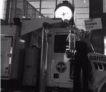 लेडी गागा ने ट्रंप टॉवर के बाहर किया प्रदर्शन