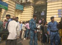 ATM के बाहर लंबी कतारेंः कई जगह कैश ना निकलने से लोगों को हुई भारी परेशानी