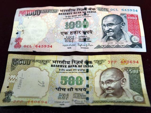 Rs 7 Cr Worth Old Notes Seized From Film Production House In Hyderabad हैदराबाद: दो लोगों से बरामद हुए सात करोड़ रूपए के बंद हो चुके नोट