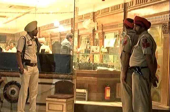 काले धन पर \'सर्जिकल स्ट्राइक\', ज्वैलर्स की दुकानों में आयकर का छापा