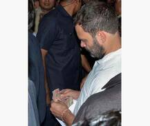 बैंक पहुंचकर राहुल ने बदले नोट, कहा- पीएम के फैसले से लोगों को हो रही परेशानी