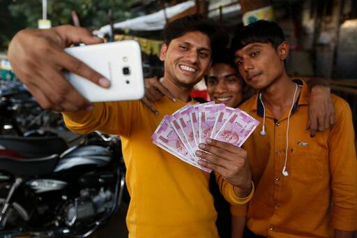 500 और हजार के नोट बंद होने के बाद से आज की तारीख में 2 हजार के नोट से ज्यादा कीमती कोई चीज नहीं. ये करारा नोट जब पहली बार किसी के हाथ में पहुंच रहा है तो वो खुशी से फूला नहीं समा रहा.