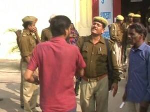 Varanasi Bank Public Problem Photo 02