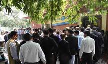 बैंकों, एटीएम से पैसा ना मिलने से बढ़ रहा है लोगों में गुस्सा