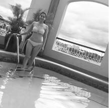 मारिशस में छुट्टियां मना रहीं सनी ने बिकनी पहन पूल में लगाई छलांग