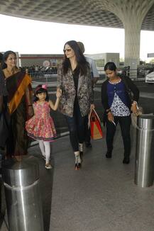 एयरपोर्ट पर कुछ इस अंदाज में नजर आए बॉलीवुड सितारे