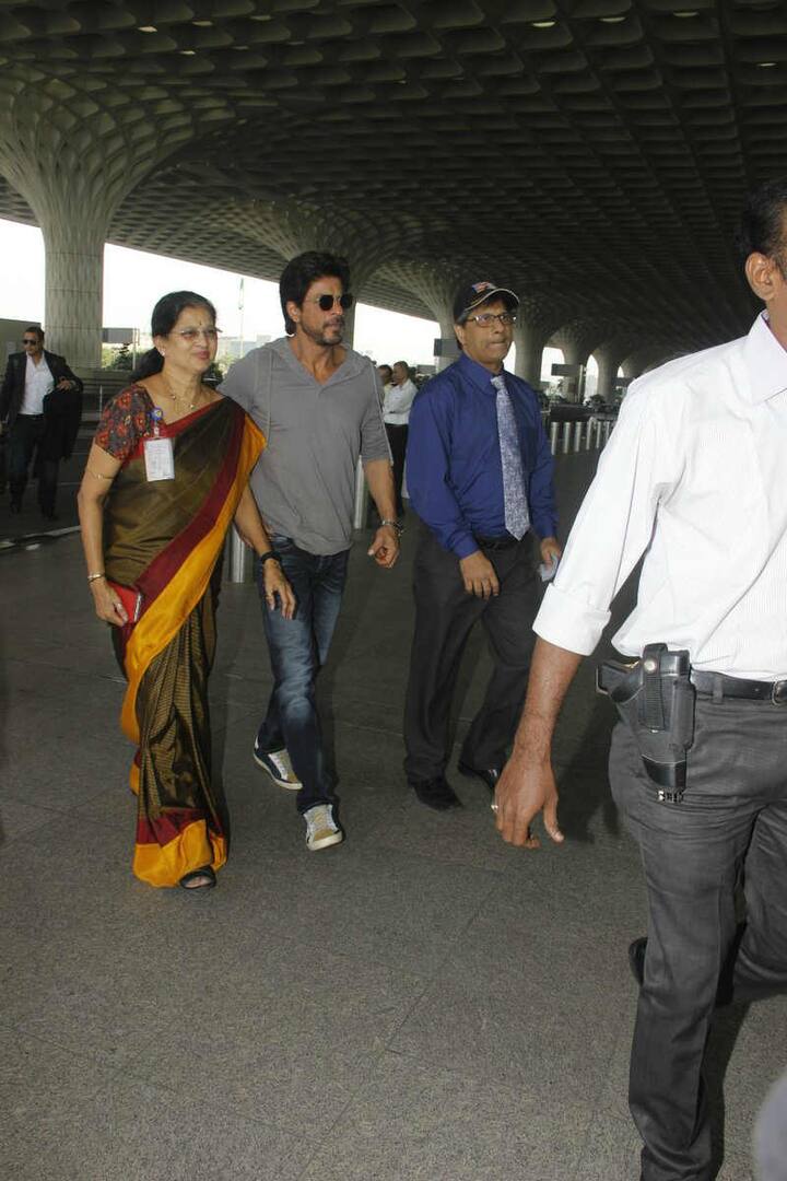 बॉलीवुड के सितारों का आए दिन कहीं न कहीं आना जाना होता ही रहता है. इन सितारों के लिए शूटिंग की वजह से देश विदेश की यात्रा करना जरूरी है. यही वजह है कि बॉलीवुड के तमाम सितारे अक्सर एयरपोर्ट पर दिख जाते हैं. हम भी आपके लिए इन सितारों की कुछ खास और नई तस्वीरें लेकर आए हैं. ये सभी तस्वीरें एयरपोर्ट पर आजकल में क्लिक की गई हैं. तस्वीर: शाहरुख खान