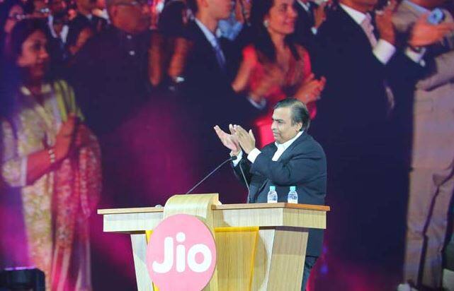 रिलायंस जियो ने अपना 4G सिम लाकर टेलीकॉम बाजार में हड़कंप मचा दिया है. भारत के 4G नेटवर्क के बाजार को देखा जाए तो जियो के वायरलेस 4G ने ना सिर्फ इस बाजार को सस्ता बनाया है बल्कि इसके कंपीटिशन को भी बेहतर बनाया है.