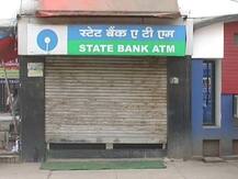 यूपी: बैंक में लाइन लगाने को लेकर कई जगह हुई मारपीट, अभी भी कई ATM बंद