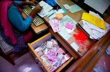 LIVE: बैंक-ATM के बाहर लगी लंबी-लंबी कतारें, हर जगह मुश्किल में लोग