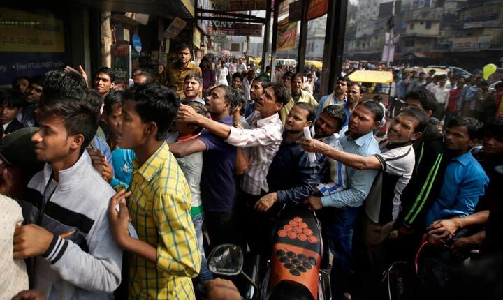 बैंको में नोट बदलने और निकालने के लिए सुबह से बैंकों के बाहर लोगों की लंबी-लंबी कतार लग गई है. दिल्ली के कई इलाकों में सुबह 4 बजे से ही लोग लाईन में खड़े हैं. 
