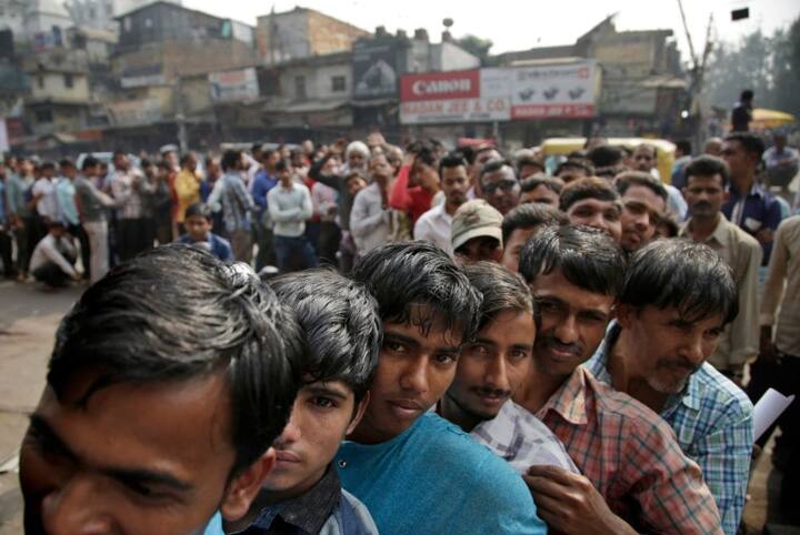 सुबह 4 बजे से ही लोग बैंकों के सामने लाईन लगाकर खड़े हैं.