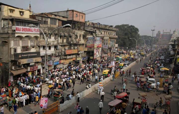 दिल्ली के चांदनी चौक पर उमड़े लोग.