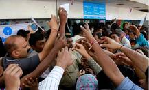 बैंकों और एटीएम पर भीड़ को काबू में करने के लिए तैनात किए गए 12,000 जवान