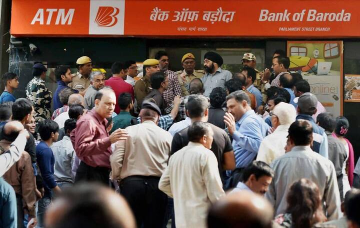 बैंक ऑफ बड़ौदा के बाहर लगा लोगों का हुजूम.