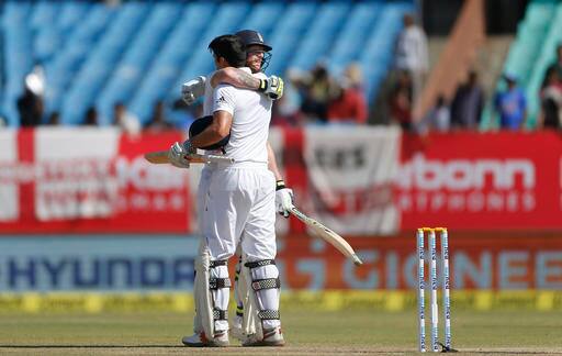 कुक ने अपने टेस्ट करियर में तीसरी पारी में 12 शतक लगाए हैं. वह इस रिकॉर्ड में श्रीलंका के दिग्गज बल्लेबाज कुमार संगाकारा के बराबर हैं.