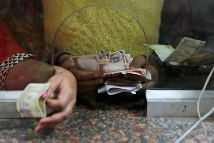 खिड़की से एक दिन में अधिकतम 10,000 रुपए की निकासी सीमा को खत्म कर दिया गया है.