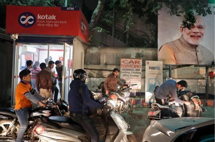 अब एटीएम से नकद निकासी की सीमा भी 2000 से बढा कर 2500 कर दी गयी है. फिलहाल ये सुविधा रेकैलिब्रेटेड एटीएम (बदलाव वाले एटीएम) पर ही मिल सकेगी. बाकी एटीएम में बदलाव जारी हैं.