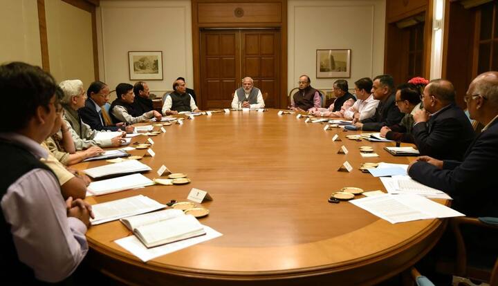 कल देर रात पीएम मोदी ने सरकार के वरिष्ठ मंत्रियों के साथ बैठक की. देर रात करीब 3 घंटे चली बैठक में वित्त मंत्रालय और रिजर्व बैंक के बड़े अधिकारी मौजूद रहे. इस बैठक में पैसे निकालने की सीमा बढ़ाने सहित कई अहम फैसले लिए गए हैं. वहीं आज वित्त सचिव शक्तिकांत दास ने भी नए एलान किए हैं. जानें क्या-क्या सुविधाएं मिलेंगी
