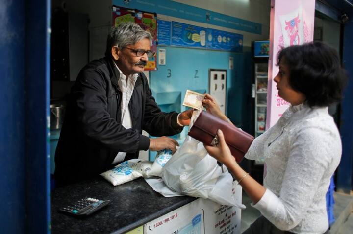 इसके अलावा पानी-बिजली के बिल भरने में, डेयरी से दूध खरीदने में भी 24 नवंबर तक 500 और हजार के नोट लिए जाएगें. वहीं अब निजी बिजली कंपनियों में भी पुराने नोट मान्य होंगे.