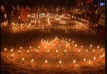 देव दीपावली पर जगमगाए काशी और संगम के घाट, हुई भव्य आरती