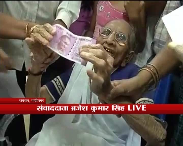 नोटबंदी के बाद से देशभर में मचा है बवाल: बता दें कि प्रधानमंत्री नरेंद्र मोदी ने 8 नवंबर को 500 और एक हजार के नोटों को बंद करने का फैसला किया था. सरकार के इस फैसले के बाद से देशभर में उथल-पुथल का माहौल है. पिछले सात दिनों से बैंकों और तमाम एटीएम के बाहर लोगों की लंबी-लंबी कतारें देखी जा रही हैं.