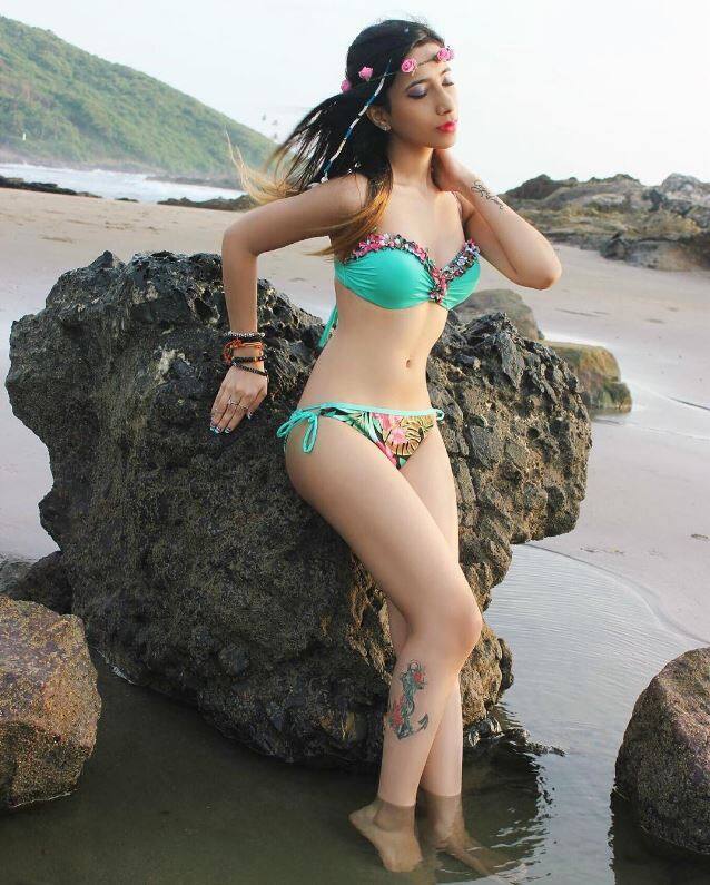 आइए आपको आगे की स्लाइड में साक्षी के बारे में बताते हैं. 19 साल की साक्षी इन दिनों इंटरनेट पर चर्चा का विषय हैं. जिनकी तस्वीरें वायरल हो रही हैं.