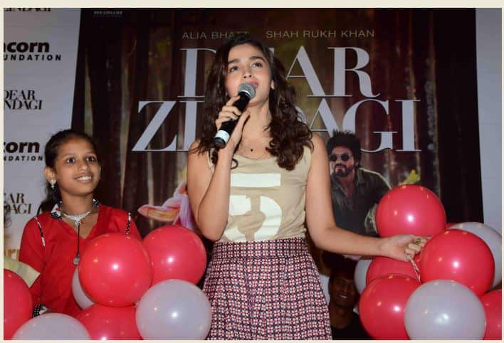 आलिया ने इस इवेंट में हिस्सा ले रहे बच्चों के साथ अपने स्कूल के साथ जुड़ी हुई यादें शेयर की.